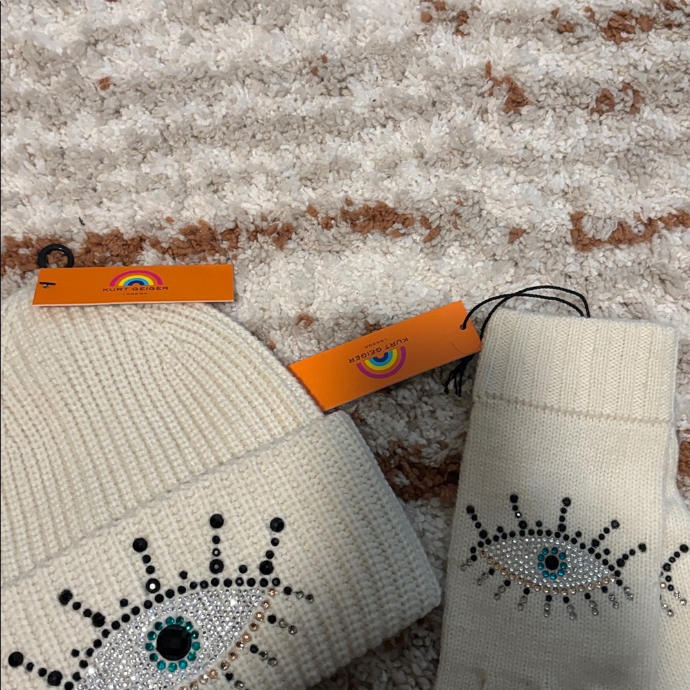 Eye Design Cream Beanie and Gloves Set Kurt Geiger. - Picture 6 of 6